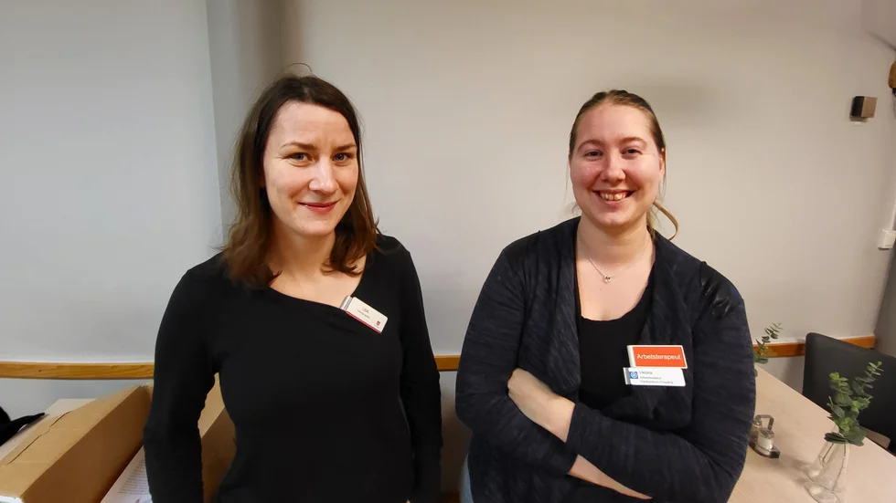 Fysioterapeuten Lisa Ahlström från Finspångs kommun och arbetsterapeuten Viktoria Erbs från Region Östergötland gästade PRO Finspång.