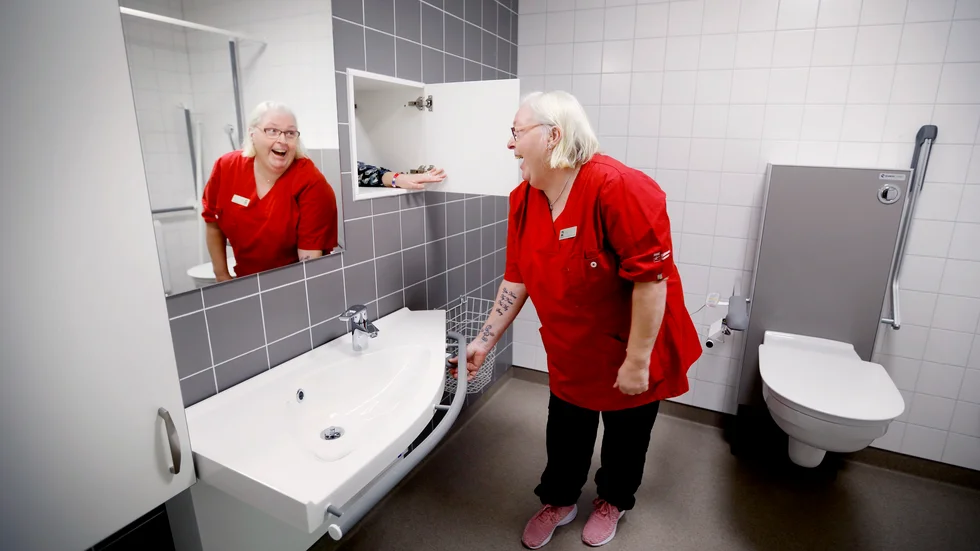 Badrummet är utrustat med en lucka från garderoben där man exempelvis  kan lägga sanitetsskydd. Eva Doverlöv var däremot inte beredd på att luckan skulle öppnas.