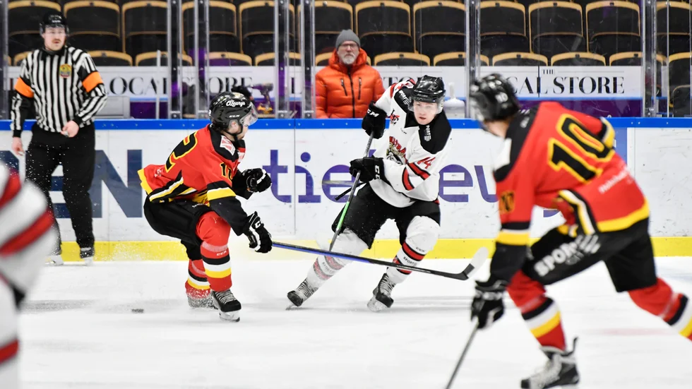 Både SK Lejon och Burträsk HC avslutade på bästa möjliga sätt på hemmaplan i Alltvåan, då båda lagen storvann mot Kiruna AIF och Kiruna City.