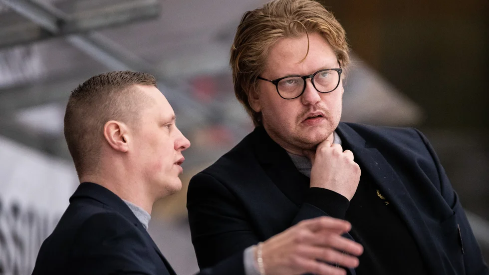 Almtunas assisterande tränare, Jimmy Anderström (t h), talar om pyspunka efter förlusten mot Mora.