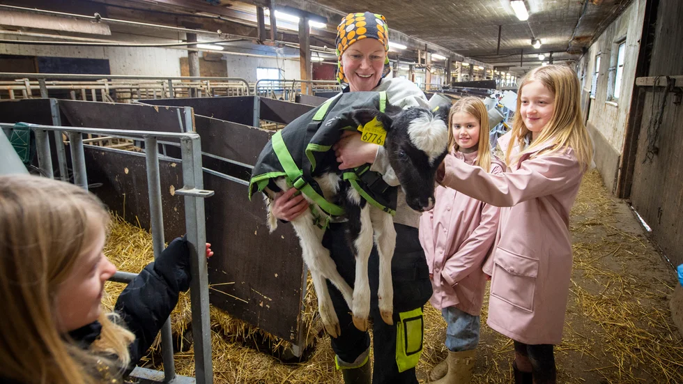 Linnea Ekstrand, Maria Ekstrand, Alice Ekstig och Selma Ekstrand vid Ferdinand som fick bo ett dygn i tvättstugan då han var väldigt kall vid födseln.