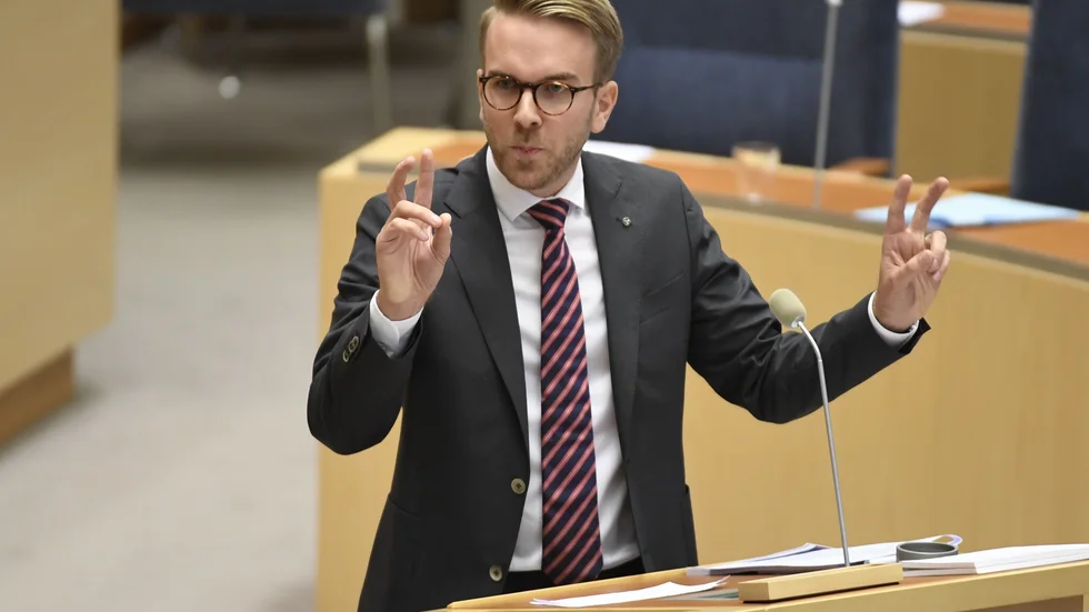 Den analys som infrastrukturminister Andreas Carlson (bilden) sagt sig vänta på existerar helt enkelt inte. Det finns överhuvudtaget inte en enda underlagshandling till beslutet som i princip innebär klartecken för en investering på hundra tusen miljoner kronor, skriver Håkan Norén.