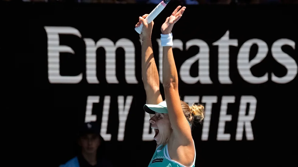 Magda Linette firar efter att ha slagit ut världsfyran Caroline Garcia.