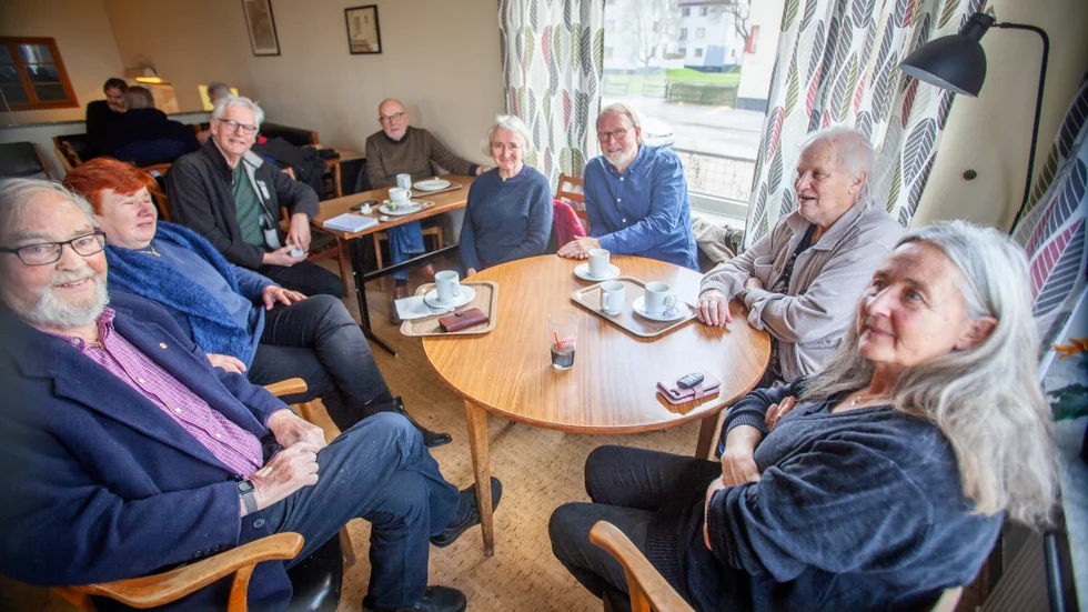 År efter år har dessa legendarer träffats för att fika; Ola Sollerman, Britta Djurberg Sorby, Tommy Söderlund, Gunnar Öberg, Eva Sjöstrand, Sam Björk, Bengan Zettergren och Karin Persson.