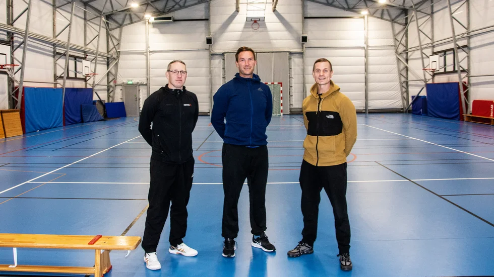 Idrottslärarna Magnus Lindberg, John Hurtig och Kristian Uusihannu är nöjda med att kunnat flytta in i en modulhall i väntan på att nya sporthallen byggs på Hertsön. 