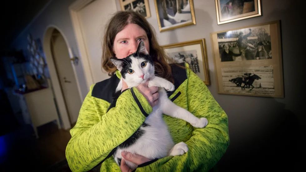 Helene Halling söker tröst av katten Snurre. "Just nu känns allting så oviktigt, förutom pappa, mamma och mina två kvarlevande djur: Snurre och hunden Stig", säger hon.
