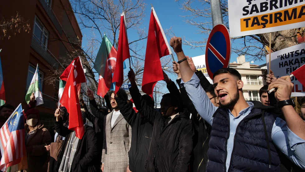 En demonstration utanför Sveriges ambassad i Turkiets huvudstad Ankara.