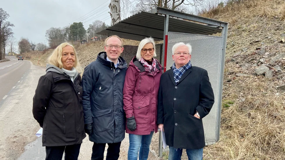 Britt-Marie Hamnevik Söderberg (L), Per Larsson (KD), Eva-Britt Sjöberg (KD) och Jan Owe-Larsson (M) berättade om planerna på att förbättra kollektivtrafiken för de boende utmed Strandvägen som blev drabbade av nerdragningarna i somras.