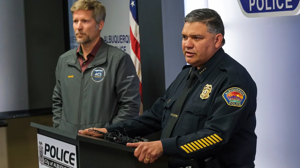 Albuquerques borgmästare Tim Keller och polischefen Harold Medina under en presskonferens förra veckan där de meddelade att en då icke namngiven person gripits med anledning av den senaste tidens skottlossningar.