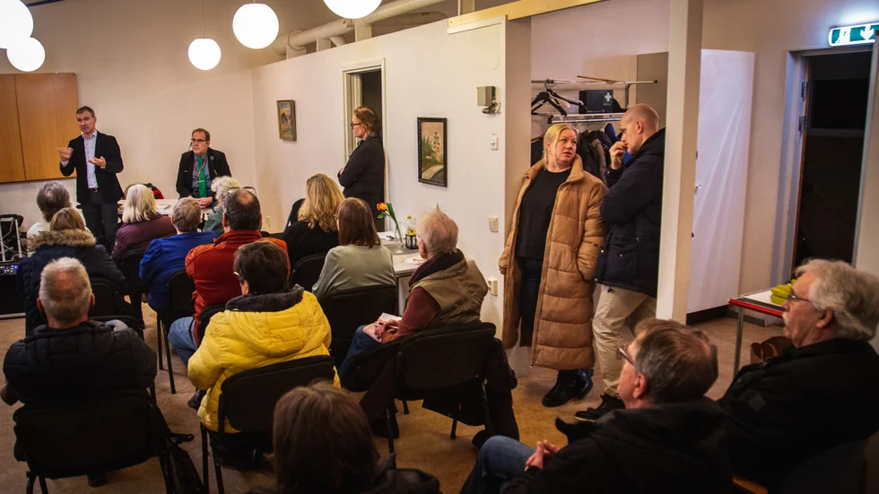 Ett 50-tal personer var på plats när Hyresgästföreningen höll informationsmöte kring den beslutade rivningen av kvarteret Riggen och delar av kvarteret Myran.