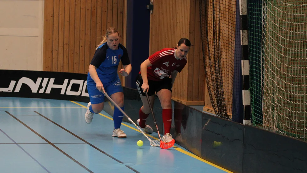 Tuff kamp om bollen mellan WIBK:s Emma Stenborg, till höger,  och SSG:s Malin Nilsson.