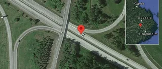 Singelolycka på E18 - helt stopp i ett körfält