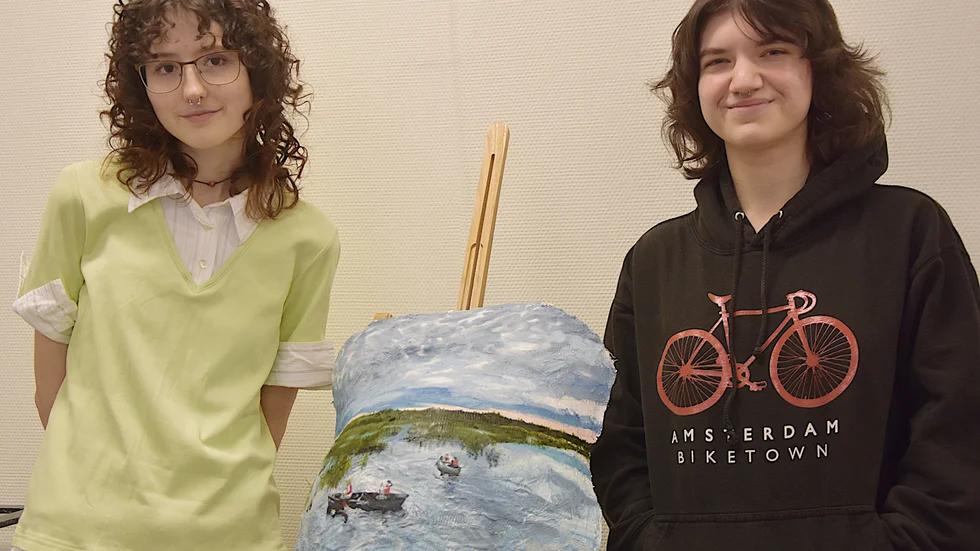 Freya Castilla och Mica Fikaris driver Ung konst i Norrbotten UF. Här med bilden av en sommarnatt på Råne älv, som Freya målat med olja på en gipsavgjutning av Riktiga Pontus mage. Eftersom han står för och gör mycket med Norrland så var motivet självskrivet.