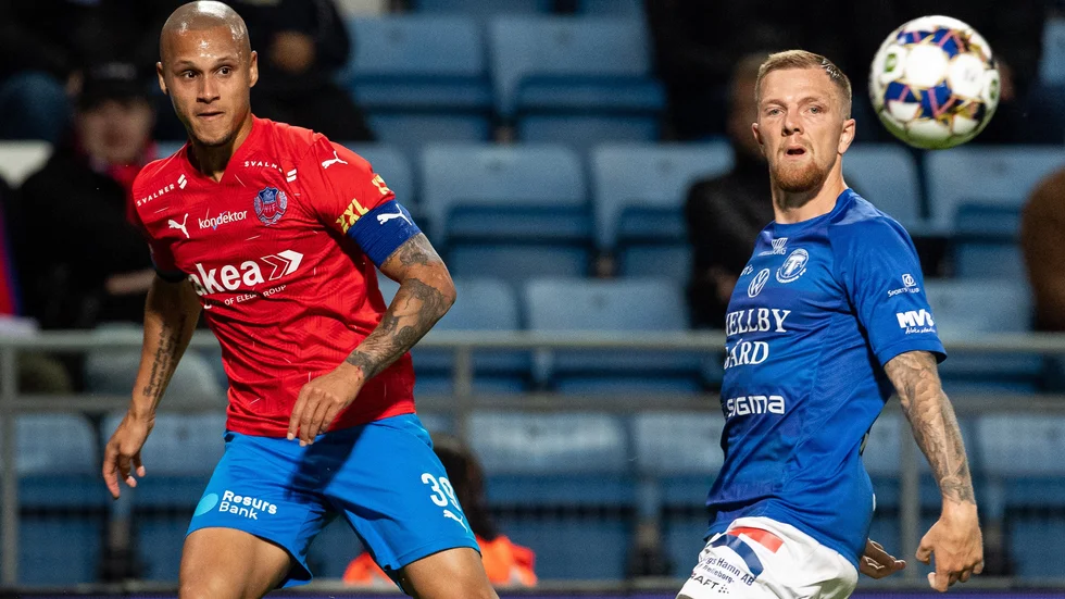 Helsingborgs Anthony van den Hurk och Trelleborgs Jesper Modig under en match i Superettan 2021. Den sistnämnde är nu klar för AFC Eskilstuna och den förstnämnde har lämnat svensk fotboll.