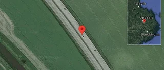 Personbil stillastående på E4 - helt stopp i ett körfält