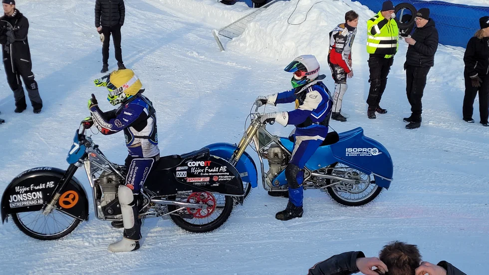 Seppo Siira är redo att ge sig ut på isen för ett av heaten. 