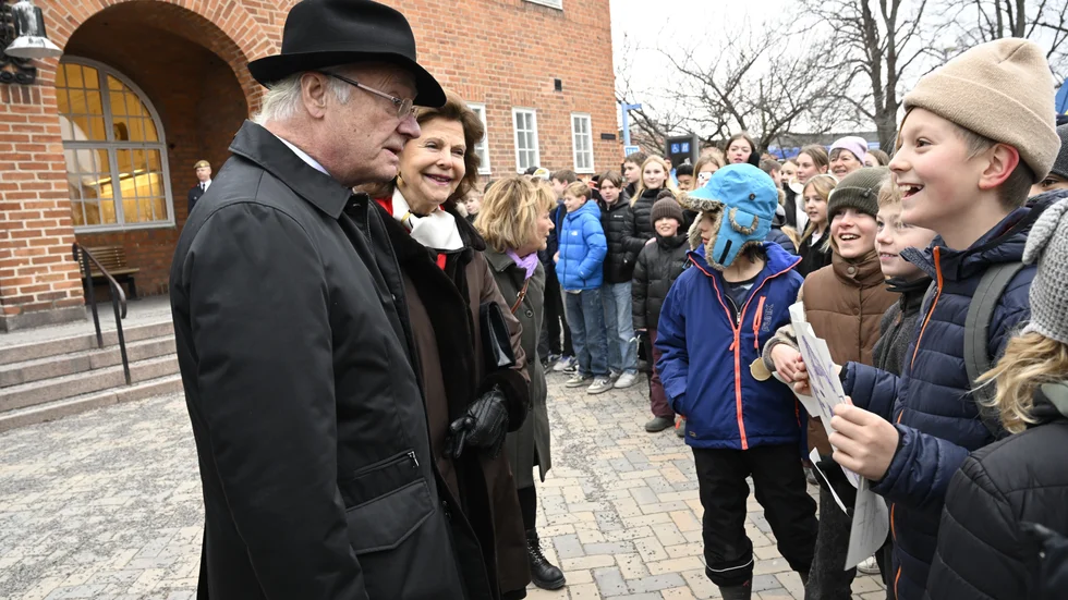 50 år har han suttit på tronen – kung Carl Gustaf. Nu inleds hans Sverigeresa för att fira. Vid Nyköpings centralstation möttes kungaparet av skolbarn.