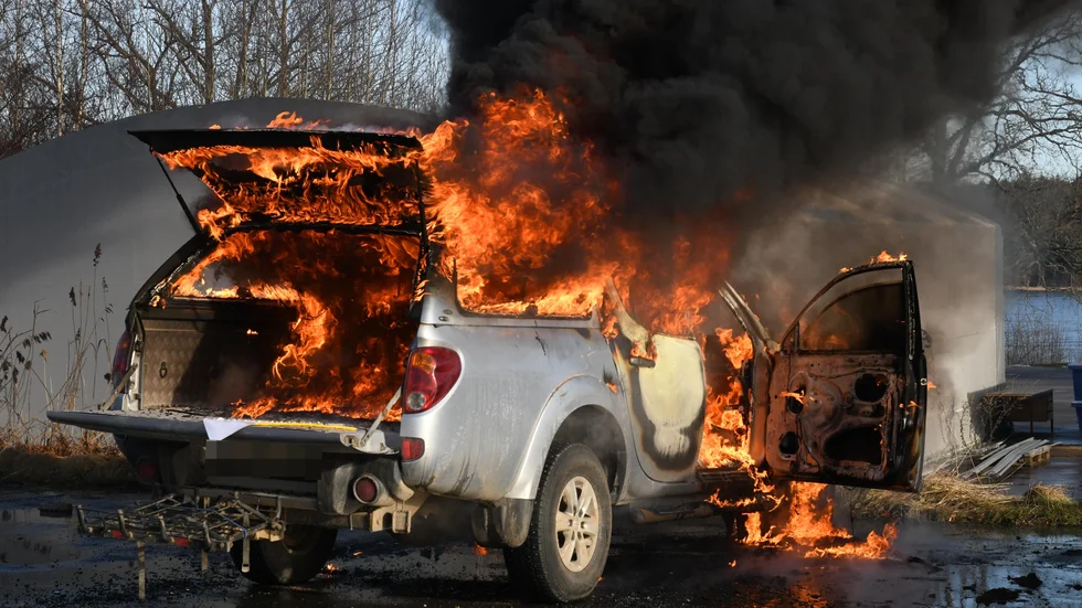 Bilen blev övertänd och byggnader intill hotades initialt, men räddningstjänsten fick snabbt kontroll på situationen.