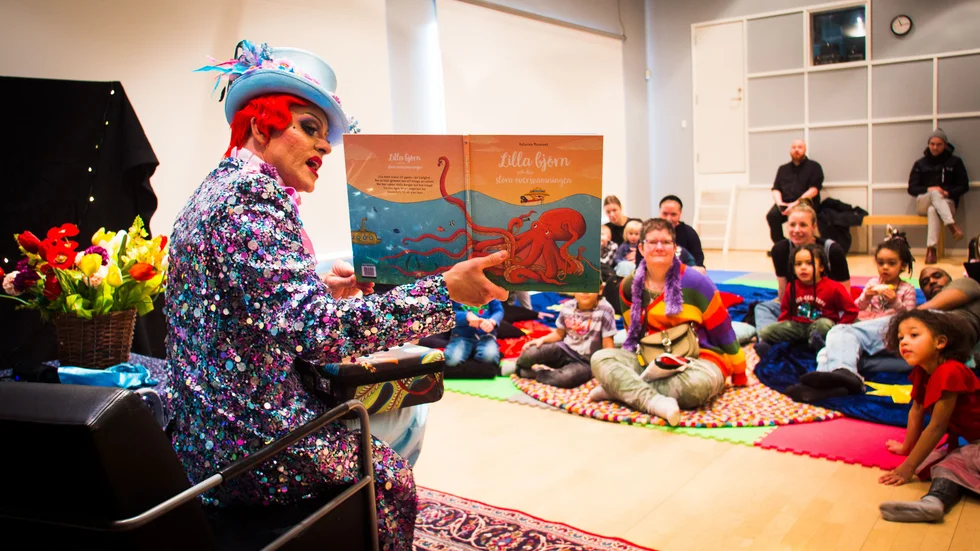 Sagostund med "Bland drakar och dragqueens".