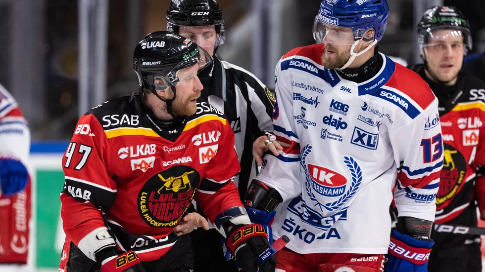 230204 Luleås Leo Komarov och Oskarshamns Jiri Smejkal under ishockeymatchen i SHL mellan Luleå och Oskarshamn den 4 februari 2023 i Luleå. 
Foto: Fredrik Sundvall  / BILDBYRÅN / kod FS / SE0144