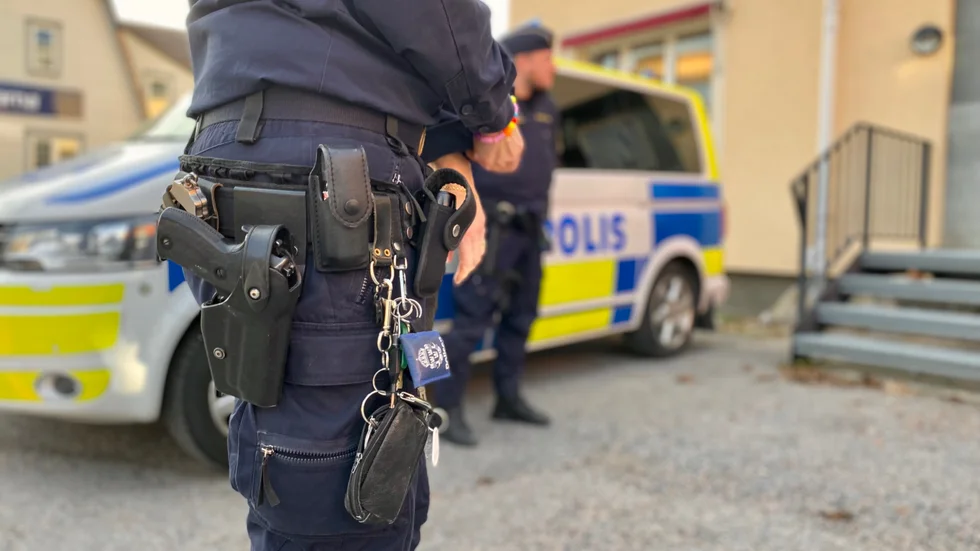 En polispatrull stoppade en man och en kvinna vid Örnnässkolan på onsdagen bärandes på en bärbar dator. En anmälan om stöld upprättades.