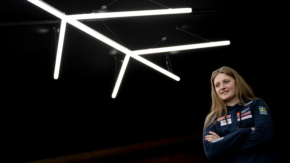 Hanna Aronsson Elfman i det svenska alpinlandslaget på plats under VM i Frankrike. Aronsson Elfman, Sara Hector, Mattias Rönngren och Kristoffer Jakobsen kör för Sverige i tisdagens lagtävling, med Estelle Alphand som reserv.
