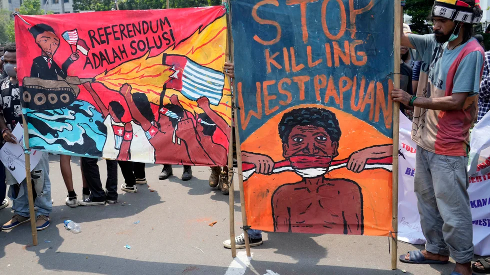 Västpapuanska rebeller har tagit en nyzeeländsk pilot som gisslan. På bilden demonstrerar papuanska aktivister mot indonesisk överhöghet i den indonesiska huvudstaden Jakarta, den 1 december förra året. Arkivbild.