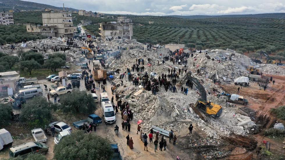 Hela kvarter har rasat samman i staden Haram i nordvästra Syrien, på gränsen till Turkiet – en av de många orter där räddningsarbetet pågår för fullt.