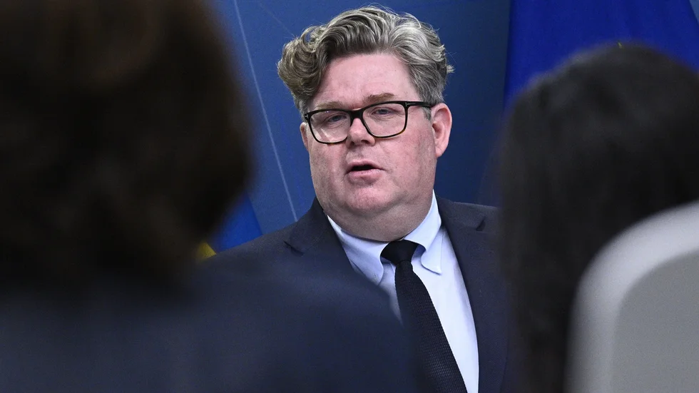 Justitieminister Gunnar Strömmer (M) ger Brå i uppdrag att analysera kriminellas och andra systemhotande aktörers påverkan på politiken och vid behov komma med förslag till åtgärder.