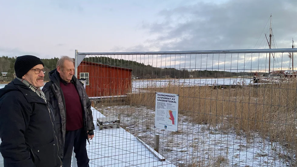 Leif Djerv och Björn Jurell ställer sig båda bakom uppropet om att öppna upp Gamleby hamn. "De har spärrat av hamnen utan att ge oss båtägare något alternativ. Det är skamligt." Det säger Leif Djerv som inte längre kan komma ut till sin båtplats vid det röda båthuset.