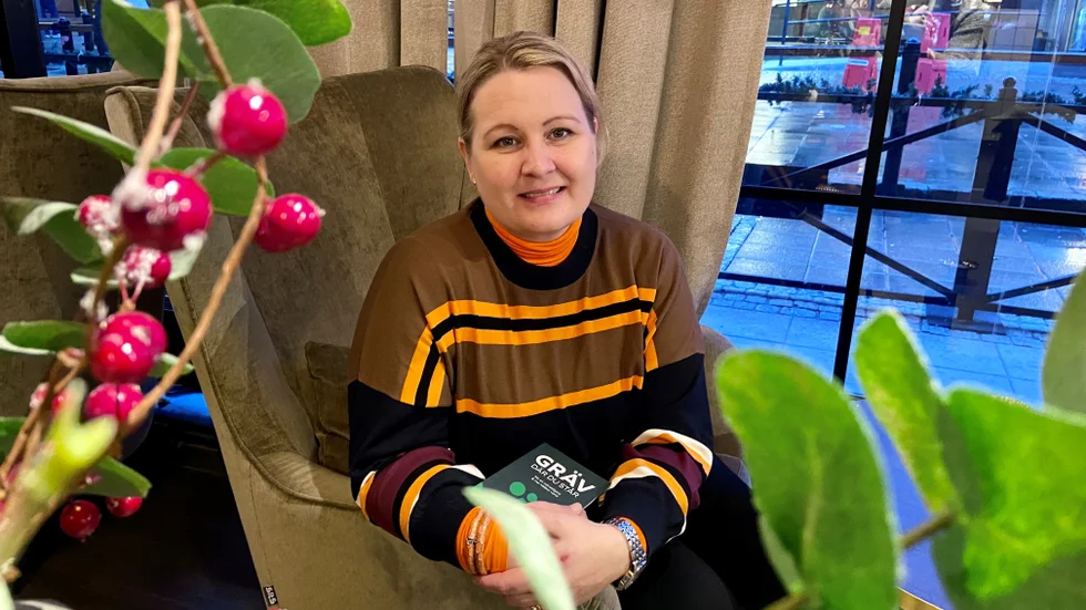 
"Vi måste göra det här tillsammans, annars kommer det inte funka. Varje människa behöver förstå att vi är en del av en större helhet" säger Anna Lövheim som skrivit en bok om hållbarhet.
