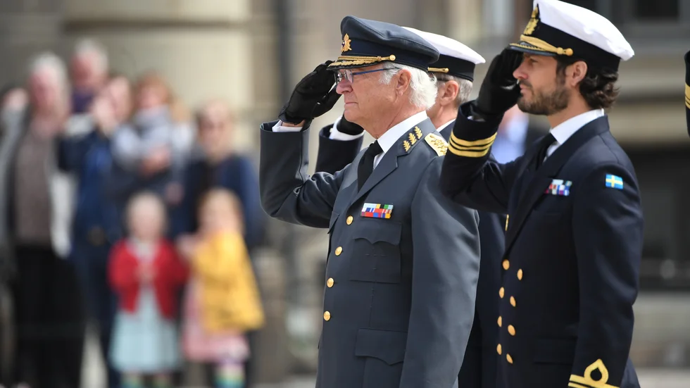 Kung Carl Gustaf och prins Carl Filip under födelsedagsfirandet av kungen på Stockholms slott 2019. Arkivbild.