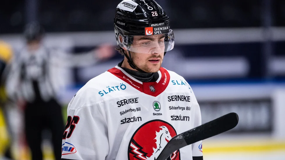 Stockholmskillen Alex Brännstam tillhör den här säsongen Vita Hästen i allsvenskan. Nu lånar Nyköpings SK backen.