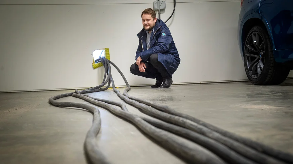 På Holmgrens bil i Nyköping är verksamheten igång som vanligt efter översvämningen. Ett hål har borrats i väggen för att de ska få el. "Tillfälligt nu så kör vi med ett aggregat för att kunna hålla verksamheten vid liv", säger Linus Öhman, försäljningschef.