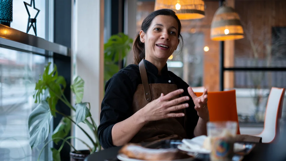 Fabiola Oliveira Andersson pratar gärna med sina kunder, både för att det är trevligt men också för att höra vad de skulle vilja ha på caféet.  