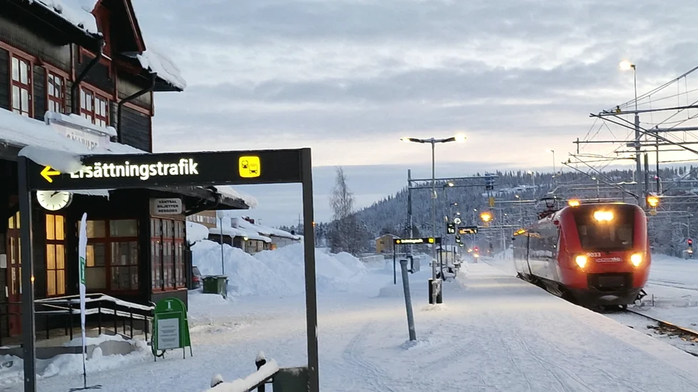 Tillsammans med flera andra resenärer stod Ann-Charlotte Yngström och hennes son och väntade på nattåget i flera timmar - förgäves. Något tåg dök aldrig upp. Inte heller någon tågersättningsbuss. 