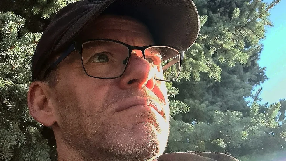 "Den var nyfiken och kikade på mig en lång stund. Jag fick upp kameran och hann ta en bild", säger Kenneth Hardevid som i fredags mötte en varg på cykelturen i Morgongåva.