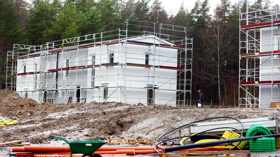 Tolv parhus växar fram på Flugmötesvägen i Borsökna.