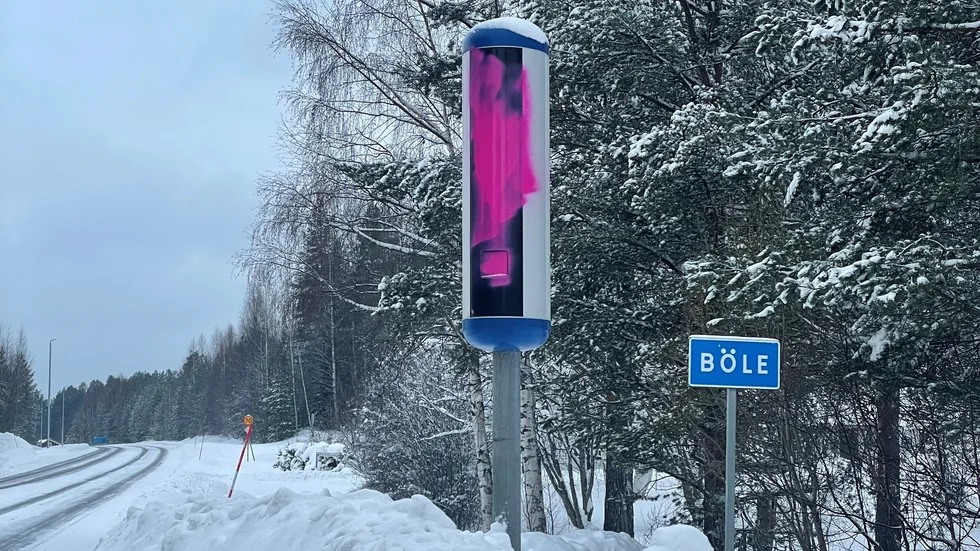 Fartkameran i Böle är vandaliserad då någon sprayat med en rosa färg.