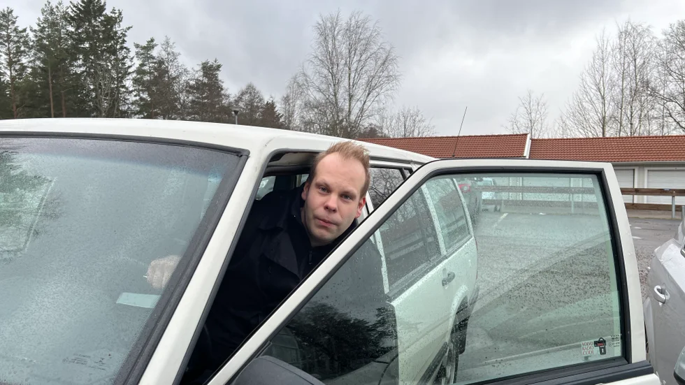 Emil Johansson startar motorn för att vi ska få höra hur det låter utan katalysator. "Katalysatorn sitter på avgassystemet. De har kapat av avgassystemet. Det är därför det låter så högt", säger han.