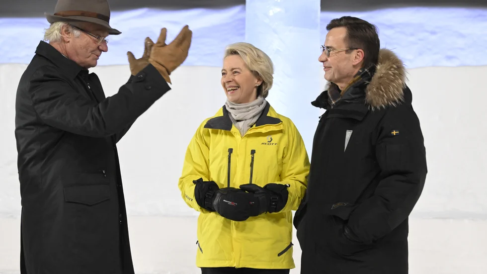 Kung Carl Gustaf, EU-kommissionens ordförande Ursula von der Leyen och statsminister Ulf Kristersson (M) i samband med ett fototillfälle tillsammans med svenska ministrar och EU-kommissionärer inför torsdagskvällens middag på Ishotellet Jukkasjärvi.