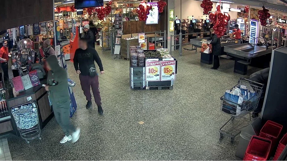 Övervakningsfilm från en Ica-butik i Halmstad visar hur två män inhandlar SIM-kort som kopplas till den åtalades mobil. Mannen i lila byxor är den åtalade och mannen i grönt ställ är okänd men misstänks ha koppling till den åtalade mannen.