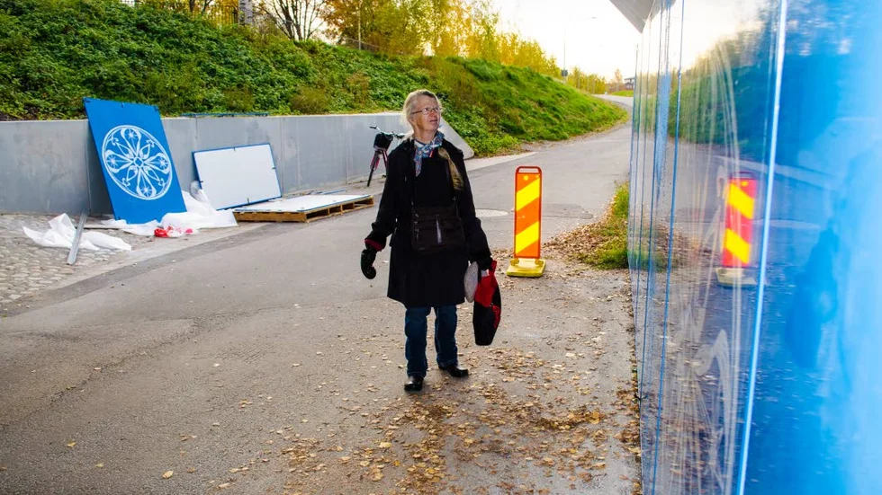 Snyggt och prydligt. Berith Lundström uppskattar emaljplattorna i gångtunneln vid Landstingshuset. "Snyggt och prydligt", säger hon.