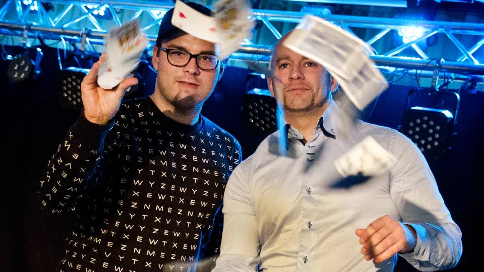 Jonathan Nilsson och Claes Danell imponerar med en kortlek.