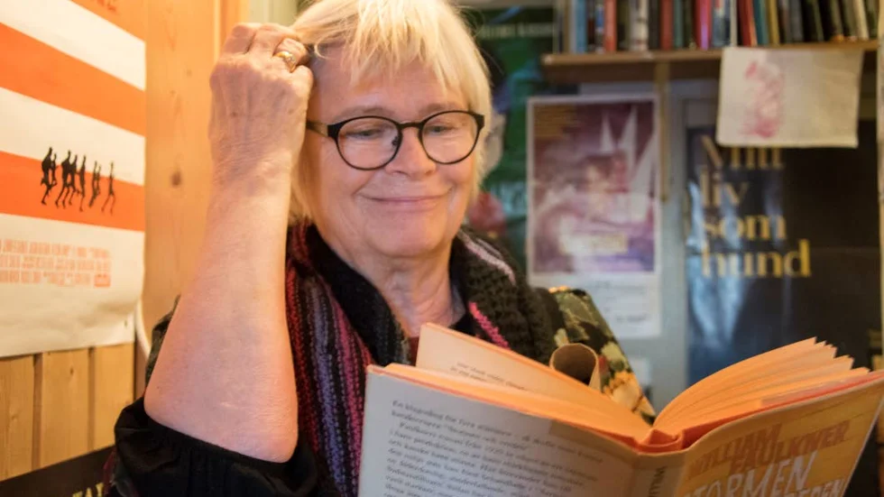 FAVORITFÖRFATTARE. Cathrine Lundgren från Luleå var nöjd. Hon hittade en bok av favoritförfattaren William Faulkner.