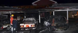 Flera bilar totalförstörda i brand