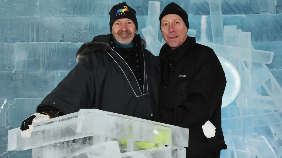 KONSTNÄRER. Arne Bergh, konstnärlig ledare på Icehotel, och Janne Haglöf, iskonstnär, står bakom skapelsen av årets iskyrka.
