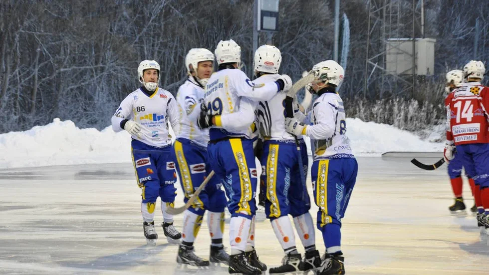 JUBEL. Till slut fick HT Bandys spelare jubla, men det satt långt inne.