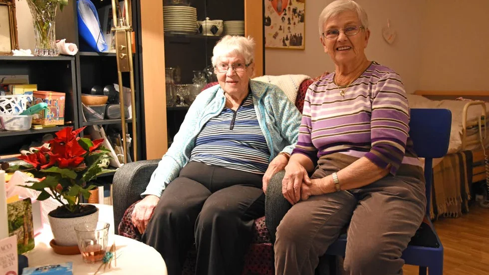 Minnen. Ann-Mari Åström, 93, och Nanna Vesisenaho, 85, minns jularna förr i världen.