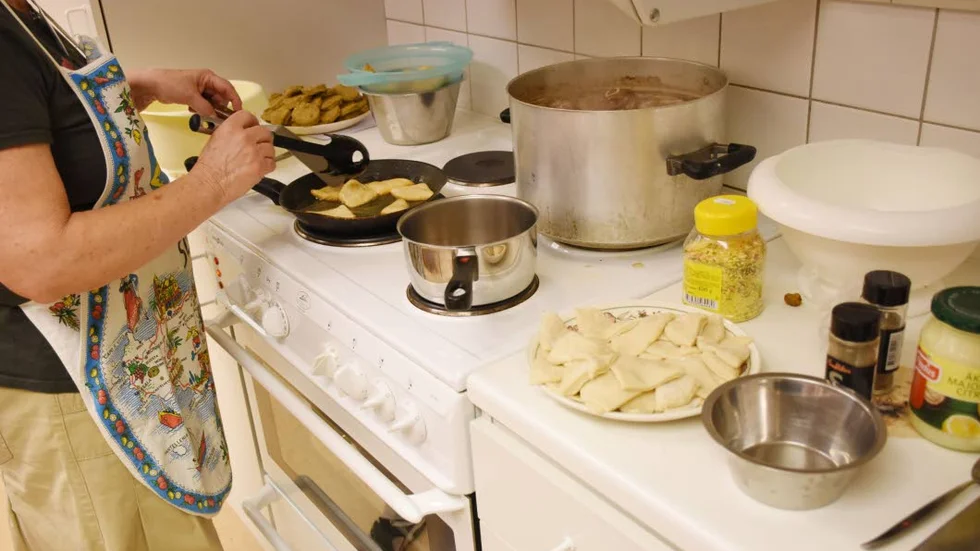 SÖTA KAKOR. I pannan friteras  kakdeg.